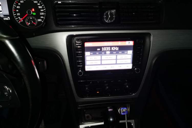 Used Volkswagen Passat 2013 1.8TSI DSG Prestige Edition Audio And AC Panel