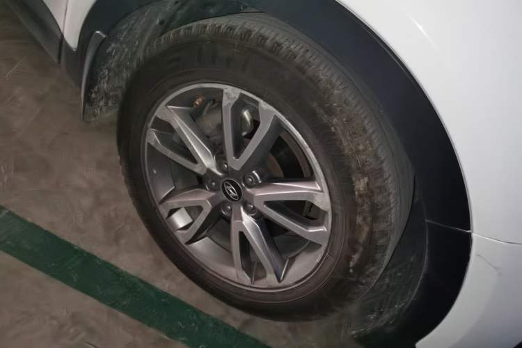 Used Hyundai Santa Fe Classic 2013 Facelift 3.0L 4x4 Comfort Edition with Navigation Euro IV compliant Right Front Wheel Hub