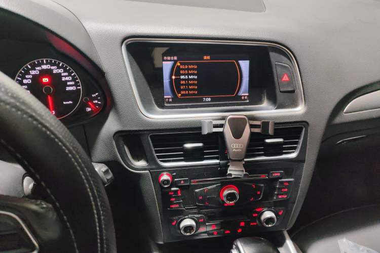 Used Audi Q5 2017 Plus 40 TFSI Technology Model Audio And AC Panel