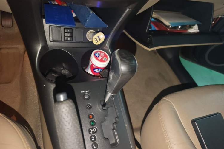 Used Toyota RAV4 2012 Luxurious 2.4L Automatic 4x4 with Stylish Features Gear Lever