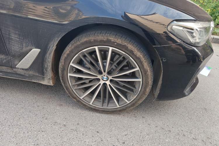 Used BMW 5 Series 2023 530Li Leading Model M Sport Package Right Front Wheel Hub