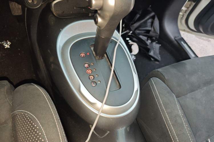 Used Infiniti ESQ 2014 1.6L Spontaneous Edition Gear Lever