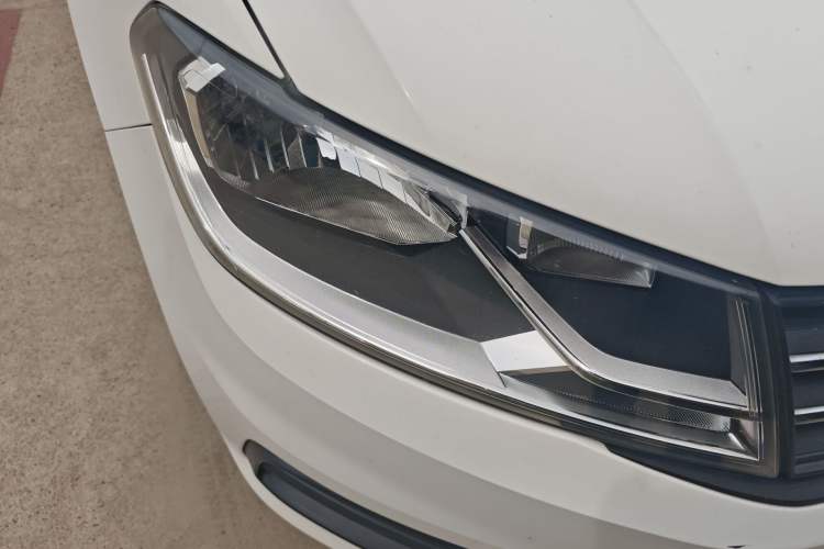 Used Volkswagen Santana 2016 1.6L Automatic Fashion Edition Right Front Headlight