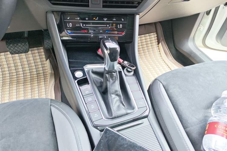 Used Volkswagen Sagitar 2019 280TSI DSG Luxury Model China V Emission Standard Gear Lever