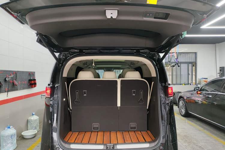 Used Denza D9 2024 DM-i 1050 Luxury Model
