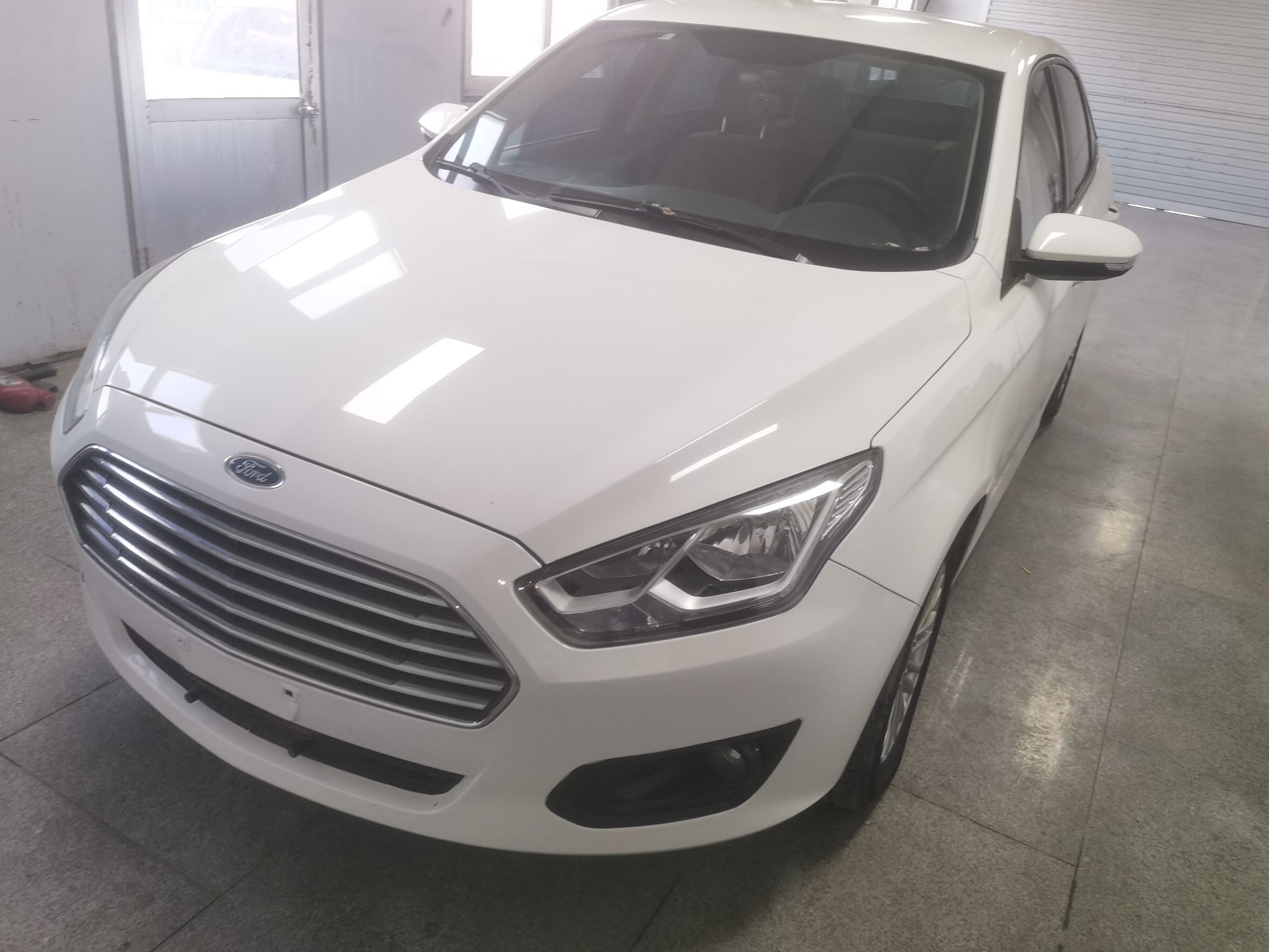 تحت مقدمة السيارة