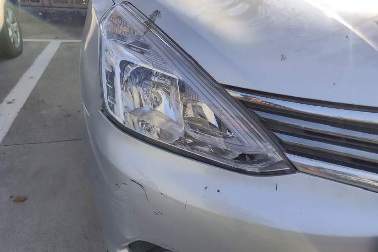 Used Nissan Livina 2013 1.6XE Manual Comfort Edition Right Front Headlight