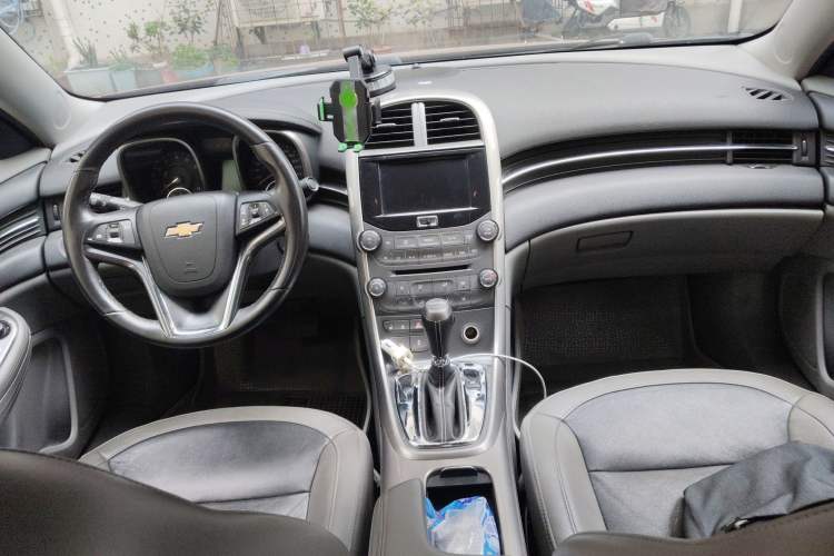 Used Chevrolet Malibu 2014 2.0L Automatic Luxury Edition Center Console