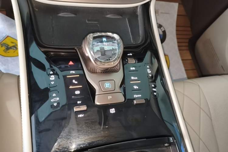 Used Denza D9 2022 DM-i 970 Four-Wheel Drive Prestige Model
