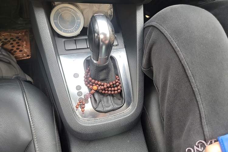 Used Volkswagen Sagitar 2012 1.6L Automatic Comfort Edition Gear Lever