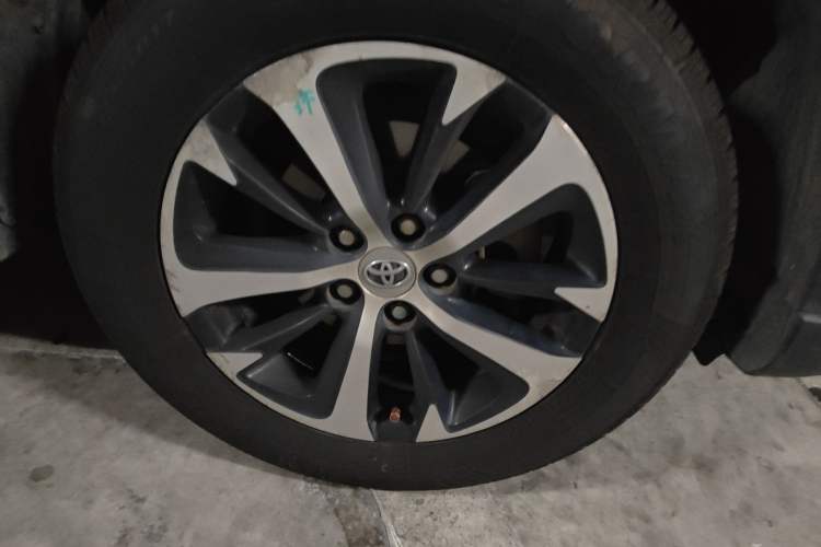 Used Toyota RAV4 2016 2.0L CVT Two-Wheel Drive Fashion Edition China V Standard Right Front Wheel Hub