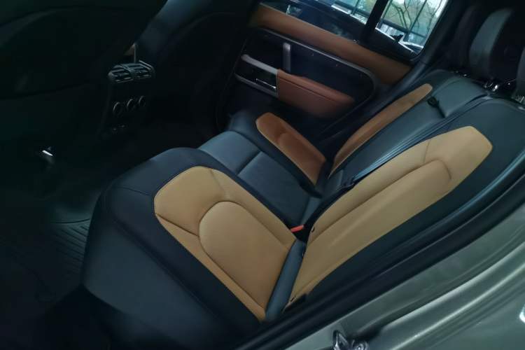 Used Land Rover Defender 2023 Facelift 110 3.0T P400 X-DYNAMIC HSE Left Rear Seat