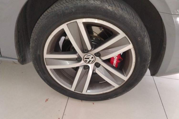 Used Volkswagen FAW-Volkswagen CC 2015 2.0 TSI Luxury Model Right Front Wheel Hub