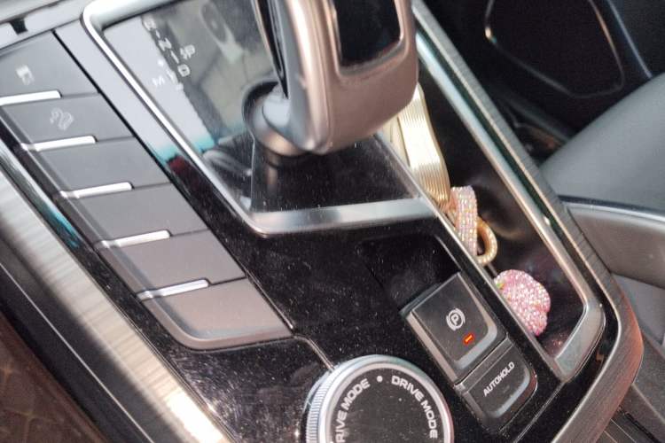 Used Geely Auto Emgrand X7 Sport 2020 1.5TD Automatic Smart Connect PRO Gear Lever