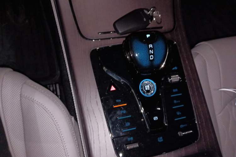 Used BYD Han 2025 EV with 701 km of Laser Radar-Enabled Intelligent Driving Gear Lever