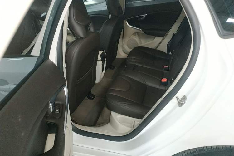 Used Volvo V40 2015 1.6T Zhiyi Edition Left Rear Seat