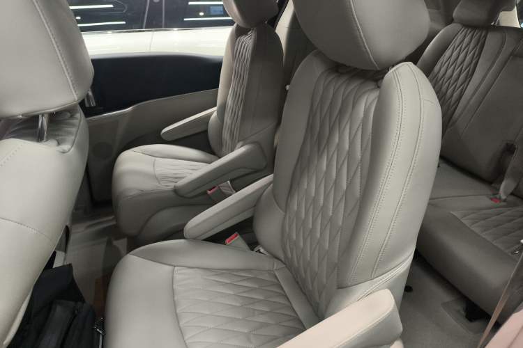 Used Buick GL8 2023 Land Executive Class Comfort Model