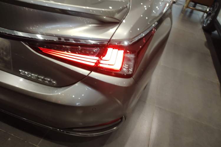 Used Lexus ES 2020 300h Premier Edition