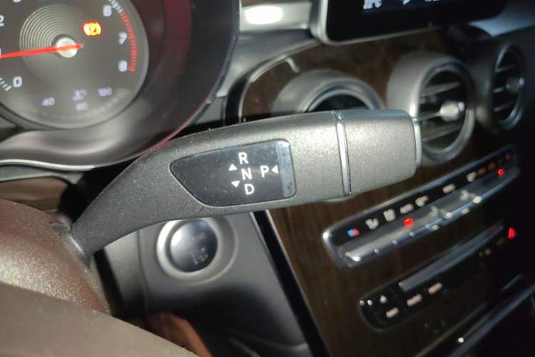 Used Mercedes-Benz GLC 2018 Facelift GLC 260 4MATIC Luxury Edition Gear Lever