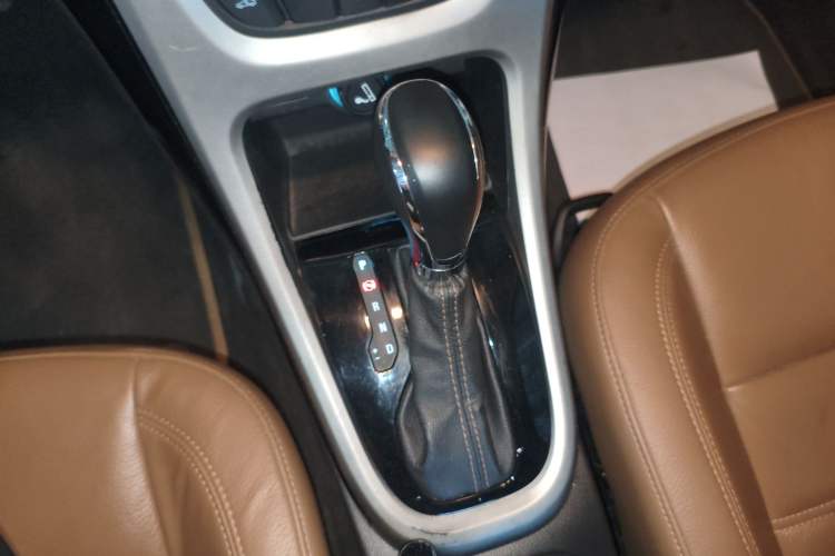 Used Buick GT 2013 GT 1.8L Automatic Fashion Edition Gear Lever