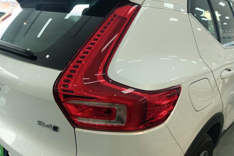 Used Volvo XC40 2024 B4 4x4 Smart Luxury Edition Exterior 3