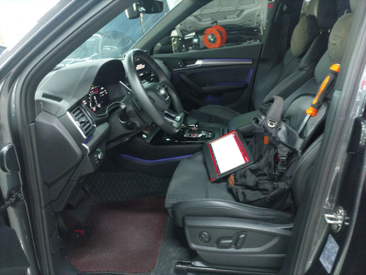 المقاعد الأمامية داخل السيارة