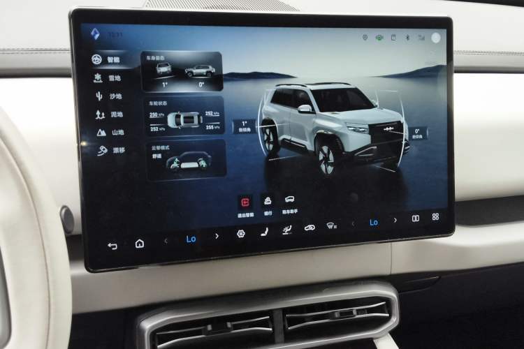 Used Formula Leopard Titanium 3 2025 501KM All-Wheel Drive Intelligent Driving Ultra Version Audio And AC Panel