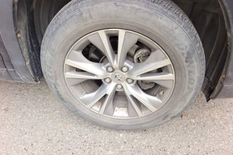 Used Toyota Highlander 2015 2.0T Four-Wheel Drive Elite Edition 7-Seater Right Front Wheel Hub