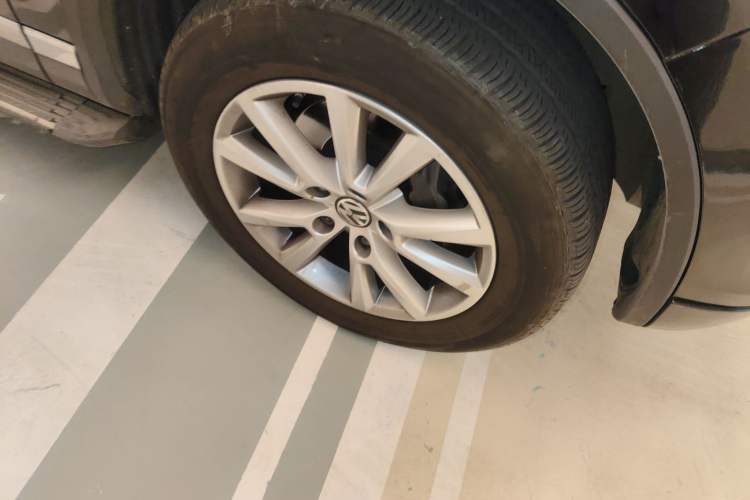 Used Volkswagen Touareg 2011 3.0 TSI High-End Version Right Front Wheel Hub