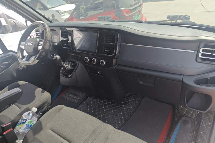 Used JMC Fushun 2023 2.0T Automatic Long-Wheelbase Mid-to-High Roof Commercial Van-Type Transport Vehicle – 2/3 Seats