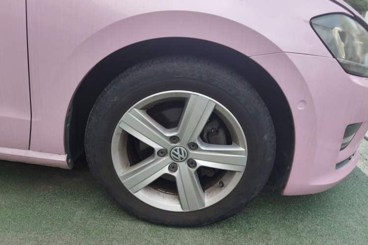Used Volkswagen Golf 2015 1.4TSI Sportsvan Right Front Wheel Hub