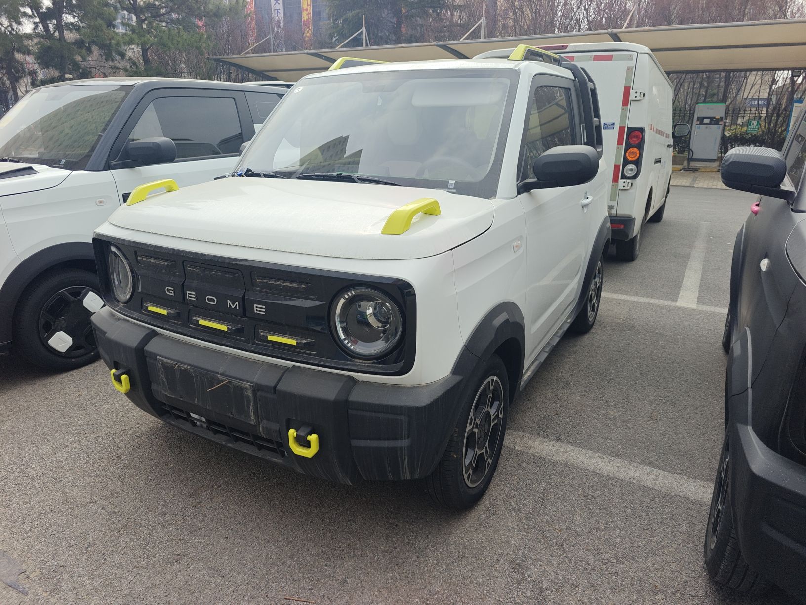 Под передней частью автомобиля