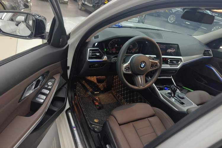 Used BMW 3 Series 2021 325i M Sport Night Edition package Driver Seat