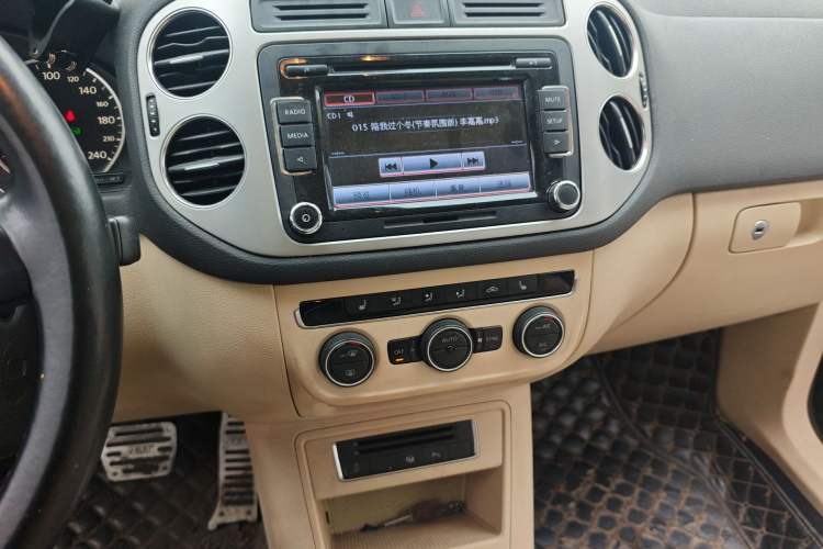 Used Volkswagen Tiguan 2013 2.0 TSI Automatic All-Wheel-Drive Flagship Edition Audio And AC Panel