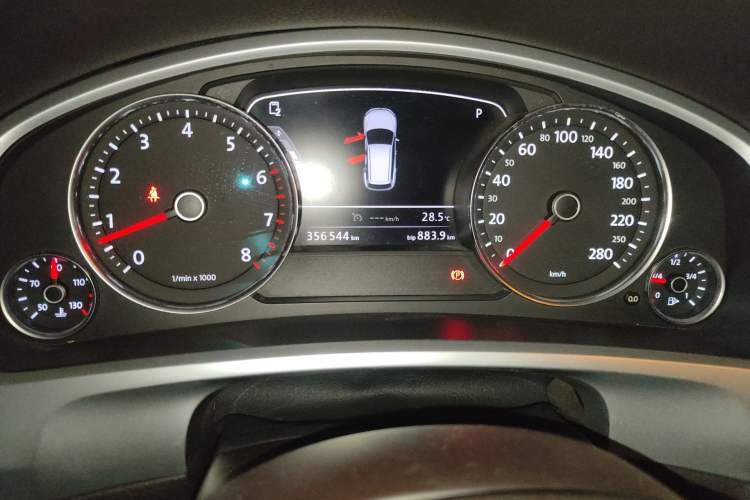 Used Volkswagen Touareg 2011 3.0 TSI Luxury Edition Odometer Close Up