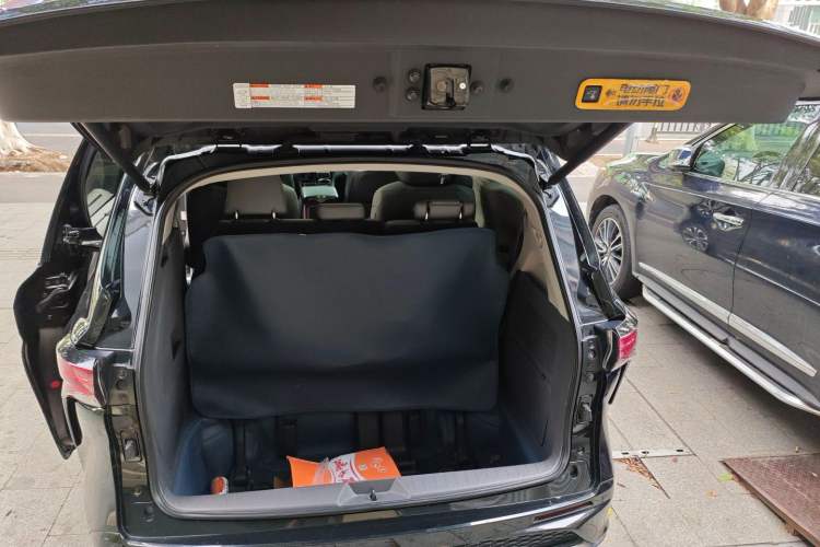 Used Toyota Granvia 2023 2.5L Hybrid Prestige VIP Edition
