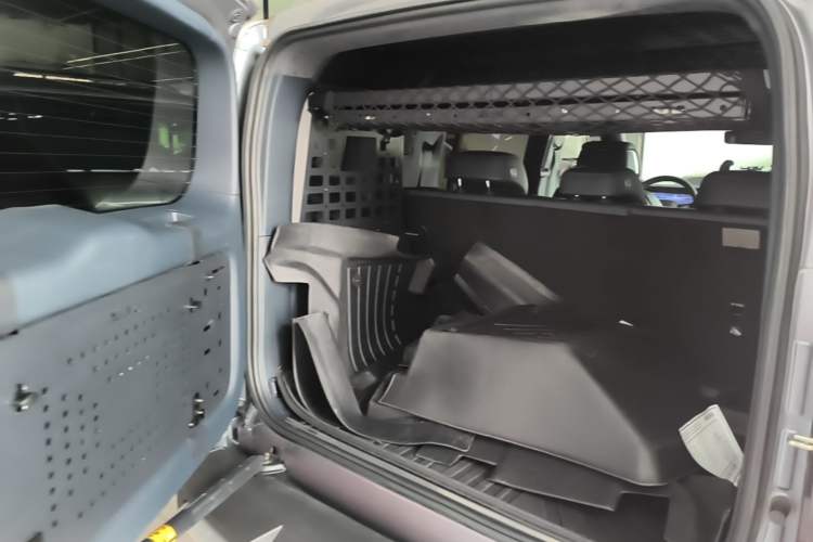 Used Formula Leopard 5 2023 Cloud Ride Flagship Edition Trunk