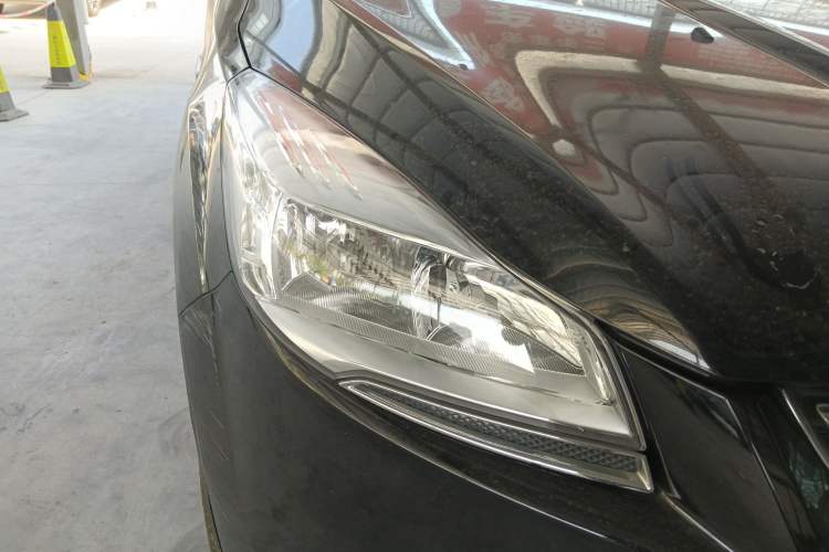 Used Ford Kuga 2013 2.0L GTDi Four-Wheel-Drive Elite Model Right Front Headlight