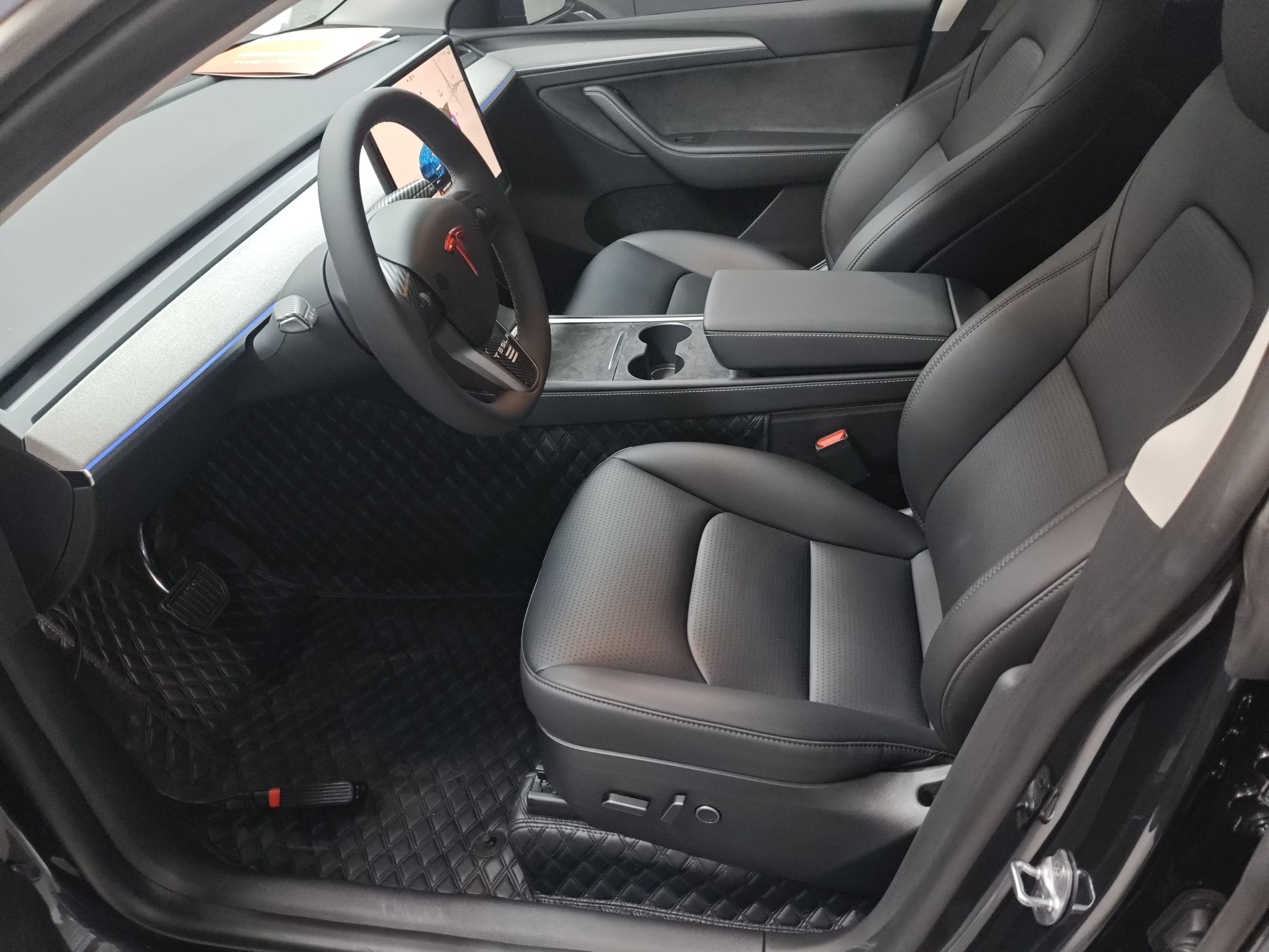 المقاعد الأمامية داخل السيارة