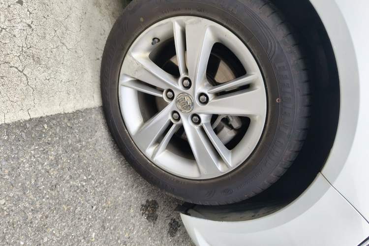 Used Buick Regal 2017 20T Elite Edition Right Front Wheel Hub