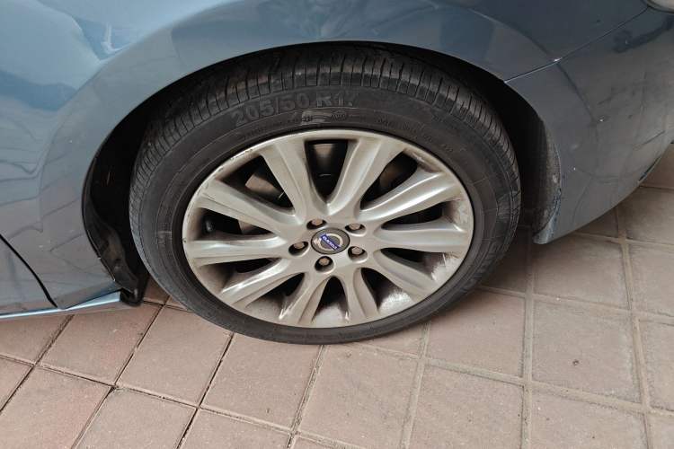 Used Volvo V40 2013 2.0T Zhiyi Edition Right Front Wheel Hub