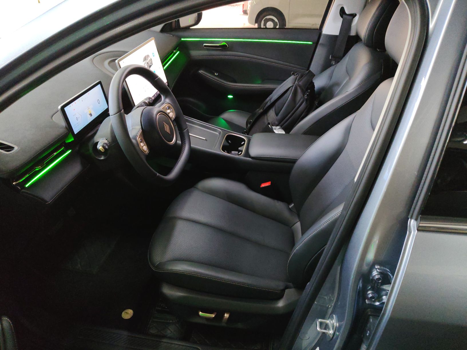 Переднее сиденье в автомобиле