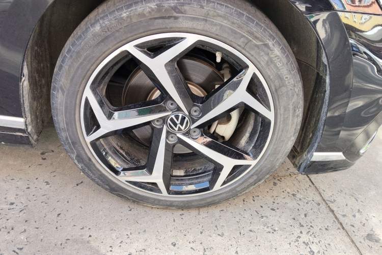 Used Volkswagen Magotan 2023 2 Million Units Commemorative Edition 330TSI DSG Luxury Version Right Front Wheel Hub