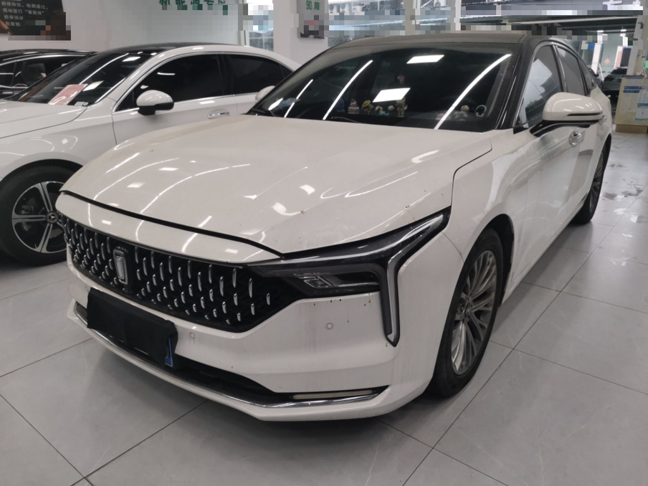 تحت مقدمة السيارة