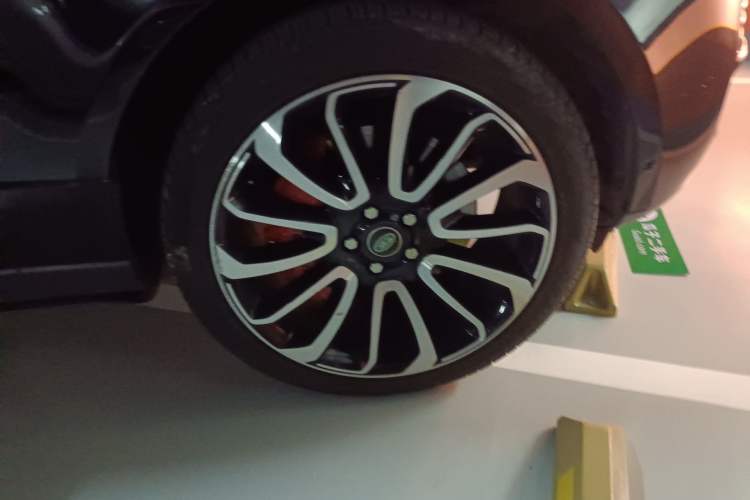 Used Land Rover Range 2017 3.0 SC V6 Vogue SE Long-Wheelbase Edition Right Front Wheel Hub