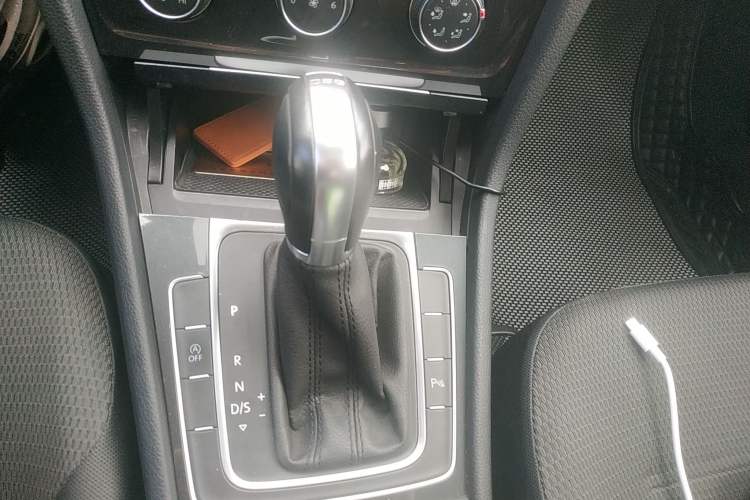 Used Volkswagen Golf 2019 1.8TSI Travel Edition Gear Lever