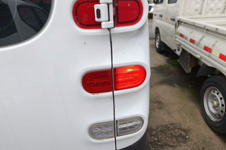 Used SAIC MAXUS Dana V1 2025 V1+ Short Wheelbase Low-Roof Multi-Function Version (42 kWh)