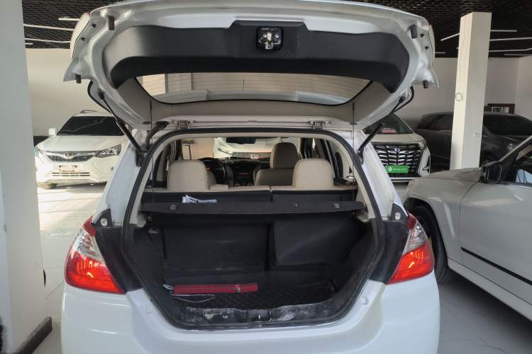 Used Venucia R50 2013 1.6L Automatic Luxury Edition
