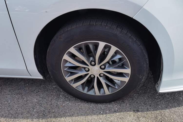 Used Buick GL8 2021 ES Landtrek 653T Comfort Edition Right Front Wheel Hub