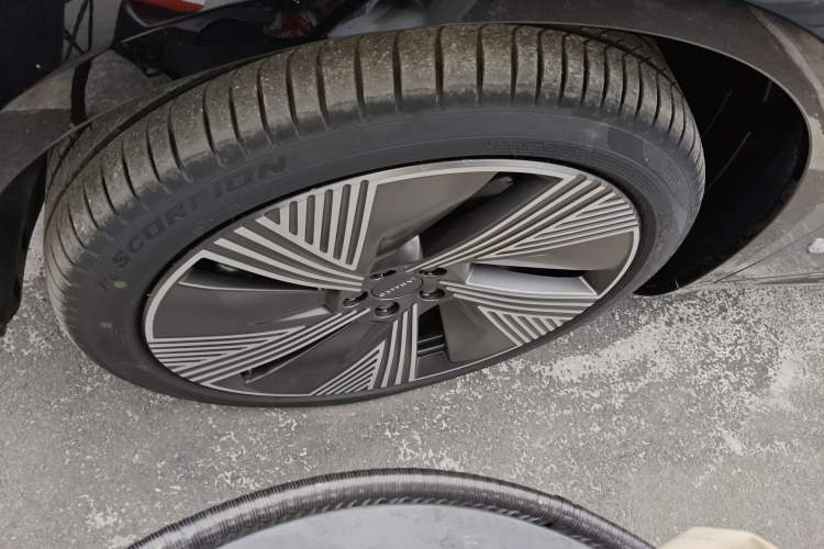 Used Lynk & Co 08 EM-P 2025 220 km All-Wheel-Drive Performance Halo Exterior 1